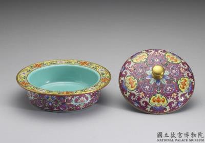 图片[2]-Lidded spittoon in yang-ts’ai enamels with incised pattern of flower brocade 1741 (Ch’ien-lung reign)-China Archive